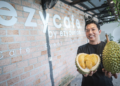 KHAIRUL Anuar Mohamadiah menunjukkan durian yang dijual di EzyCafe by EzyDurian Bangi baru-baru ini.-UTUSAN/FAIZ ALIF ZUBIR