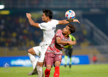 INSIDEN Bola yang terkena tangan Shahrul Saad dan pengadil, Nazmi Nasaruddin tidak memberi sepakan penalti selepas meneliti Video Bantuan Pengadil (VAR) pada aksi separuh akhir pertama Piala FA di Stadium Darul Aman minggu lalu.-IHSAN KDA FC