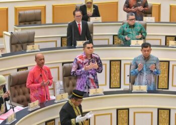 MUHAMAD AKMAL Saleh (depan, tiga dari kiri) ketika Sidang DUN Melaka di Seri Negeri, Ayer Keroh, Melaka.