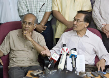 ANWAR Ibrahim bersama Syed Husin Ali bercakap di hadapan pemberita semasa sidang media di Kuala Lumpur pada 11 Mac , 2008. – AFP