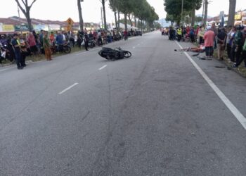 SEORANG penunggang p-hailing maut selepas terlibat kemalangan membabitkan dua buah motosikal di Jalan Perpaduan berhampiran Simpang Dataran Perpaduan 3, di Ipoh semalam. - UTUSAN