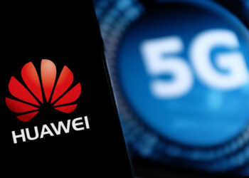 SEBAHAGIAN daripada Huawei dan ZTE tidak akan digunakan lagi dalam rangkaian 5G selewat-lewatnya pada akhir 2026.- AGENSI