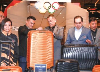 HAMIDIN (tengah) melihat bagasi tajaan Samsonite yang akan digunakan kontinjen negara ke Sukan Olimpik Paris 2024 di Wisma MOM, Kuala Lumpur, semalam.