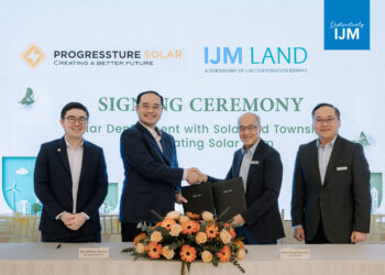 CLIFF Siaw Sze Hau (dua dari kiri) bersama Datuk Wong Tuck Wai (dua dari kanan)  dalam majlis menandatangani MoU Solar IJM Land-Progressture, di Kuala Lumpur.