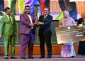 TENGKU Farok Hussin Tengku Abdul Jalal (kanan) menyampaikan hadiah kepada Ahmad Burhan Sadqi A Rahim yang menjuarai pertandingan pidato sektor awam Piala Setiausaha Kerajaan Terengganu di Kuala Terengganu, hari ini. - UTUSAN/KAMALIZA KAMARUDDIN