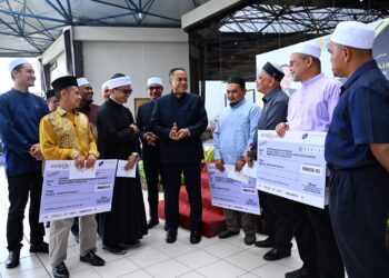 AHMAD Samsuri Mokhtar (tengah) berbual mesra bersama sebahagian imam ketiga pada Majlis Penyerahan Bayaran Bantuan Khas 'One Off' Tahun 2023 kepada imam ketiga masjid mukim negeri Terengganu di Kuala Terengganu, hari ini. - UTUSAN/KAMALIZA KAMARUDDIN