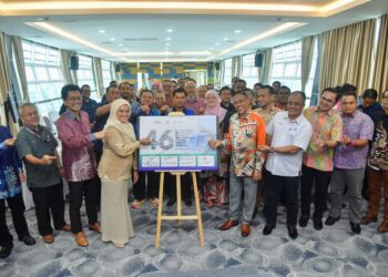 NURASLINA Zainal Abidin (empat, kiri) menunjukkan papan tanda simbolik pemuktamadan pembinaan 46 menara baharu telekomunikasi Jendela Fasa 1 di  Kuala Terengganu,  hari ini. - UTUSAN/KAMALIZA KAMARUDDIN