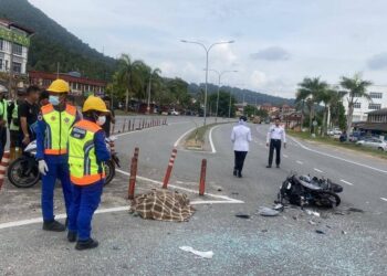 KEADAAN mayat dan motosikal juruteknik syarikat minyak dan gas yang maut dalam kemalangan di Kilometer 84.5 Jalan Kuala Terengganu-Kuantan, berhampiran Kampung Batu Enam, Dungun, hari ini. - UTUSAN/NIK NUR IZZATUL HAZWANI NIK ADNAN