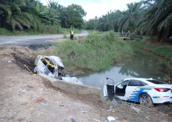 KEADAAN kereta peronda polis dan suspek yang rentung dalam kemalangan di Jalan Benteng, Parit Kongsi 4, Parit Jawa, Muar.