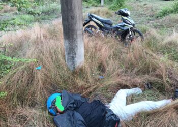 KEADAAN mayat Muhammad Idzam Erman Osmannizam dan motosikal ditungganginya selepas merempuh tiang elektrik di Jalan Mengabang Panjang dekat Kampung Batu Rakit, Kuala Nerus, hari ini. - UTUSAN/TENGKU DANISH BAHRI TENGKU YUSOFF