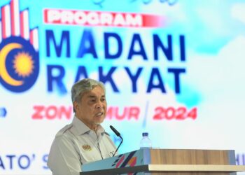 AHMAD ZAHID Hamidi ketika berucap Program Madani Rakyat 2024 Zon Timur di Dataran Sayangi Kuantan di Kuantan, Pahang. - FOTO/SHAIKH AHMAD RAZIF