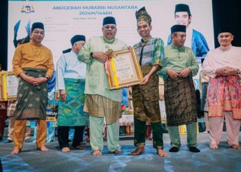 AB. RAUF Yusoh menyampaikan Anugerah Murabbi Nusantara kepada Abdul Somad pada Majlis Sambutan Maal Hijrah 1446 Hijrah Peringkat Negeri Melaka yang diadakan di Stadium Hang Jebat, Melaka.