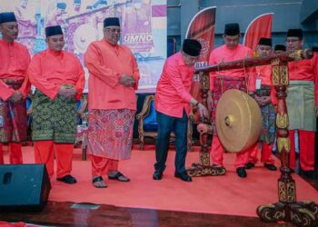 AHMAD ZAHID Hamidi memukul gong sebagai simbolik merasmikan Mesyuarat Perwakilan UMNO Bahagian Kota Melaka di Dewan Komuniti Kemas Telok Mas, Melaka.