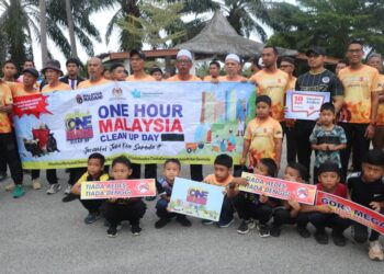 RAZAK Daud (berdiri, empat kanan) bersama peserta yang menyertai Fun Walk di Felda Jengka 24 di Jerantut, Pahang. - UTUSAN/SALEHUDIN MAT RASAD