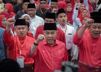 AHMAD ZAHID Hamidi menghadiri Mesyuarat Perwakilan UMNO Bahagian Kota Melaka di Dewan Komuniti Kemas Telok Mas, Melaka. - UTUSAN/SYAFEEQ AHMAD