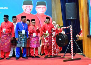 JOHARI Abdul Ghani (kanan) diiringi Pemangku Ketua UMNO Bahagian Bentong, Datuk Seri Mohamad Zaini Salleh (dua dari kanan) memukul gong sebagai simbolik merasmikan Mesyuarat Perwakilan UMNO Bahagian Bentong di Dewan Majlis Perbandaran Bentong di Bentong, Pahang. - FOTO/SHAIKH AHMAD RAZIF