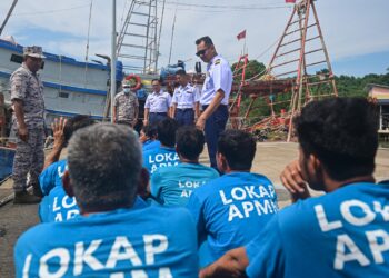 MOHD. Khairulanuar Abdul Majid (kanan) memeriksa 20 nelayan warga Vietnam yang ditahan di Kuala Terengganu, semalam. - UTUSAN/PUQTRA HAIRRY ROSLI