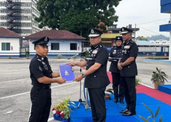 NOOR HISAM Nordin (dua dari kiri) menyampaikan sijil penghargaan kepada penerima sempena Perhimpunan Bulanan dan Lafaz Ikrar bagi Julai 2024 di Ibu Pejabat Kontinjen Pahang di Kuantan, Pahang - FOTO/NORHAFIZAN ZULKIFLI