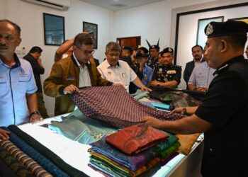 SAIFUDDIN Nasution Ismail (dua, kiri) melihat hasil tenunan songket oleh banduan pada program PBSL Ihsan Madani di Penjara Marang, Marang, hari ini. - UTUSAN/PUQTRA HAIRRY ROSLI