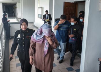 KESEMUA tertuduh didakwa di Mahkamah Sesyen, Ayer Keroh, Melaka atas pertuduhan menerima suapan daripada sebuah syarikat pengiklanan, sejak dua tahun lalu.