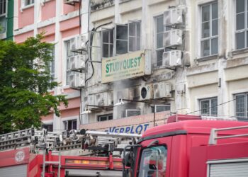 KEBAKARAN premis bilik sewa di Plaza Mahkota, Banda Hilir, Melaka. - UTUSAN/SYAFEEQ AHMAD