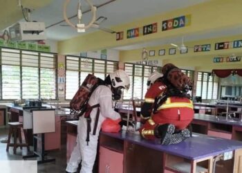 ANGGOTA bomba melakukan pembersihan merkuri di makmal SMK Tersang di Raub, Pahang.