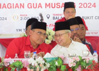 TENGKU Razaleigh Hamzah (kanan) semasa hadir ke Mesyuarat Perwakilan UMNO Bahagian Gua Musang di Balai Rakyat Bukit Cekati, Gua Musang, Kelantan semalam.UTUSAN/AIMUNI TUAN LAH.