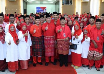 AHMAD ZAHID Hamidi (tengah), Onn Hafiz Ghazi (kiri) dan Ashari Md. Sarip (kanan) bergambar bersama-sama para perwakilan UMNO Bahagian Muar selepas merasmikan persidangan bahagian itu di Muar.