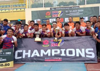 PEMAIN pasukan Johor bergambar bersama piala dimenangi selepas muncul juara  Kejohanan Ragbi 7 Sepasukan Kebangsaan 2024 di Stadium Ragbi Tengku Muhammad Ismail, Kuala Nerus,  hari ini. - UTUSAN/TENGKU DANISH BAHRI TENGKU YUSOFF