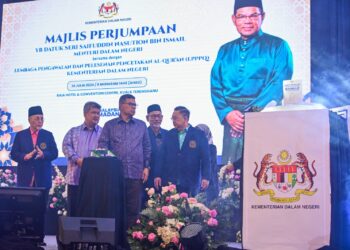 SAIFUDDIN Nasution Ismail (tengah) melakukan gimik meluncurkan garis panduan penulisan Al-Quran Braille pada Majlis Perjumpaan Bersama LPPPQ KDN di Kuala Nerus, malam tadi. - UTUSAN/PUQTRA HAIRRY ROSLI