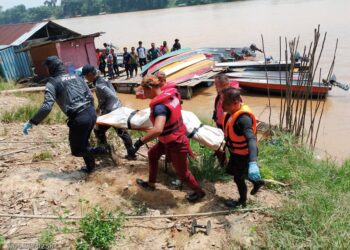 MAYAT seorang pelajar ditemukan lemas pada jarak kira-kira 25 kilometer dari lokasi dipercayai jatuh di Sungai Pahang berhampiran Kampung Orang Asli Tanah Merah di Pekan, Pahang.