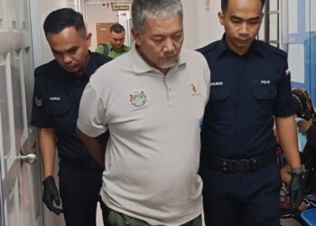 ROSLAN Abas (tengah) didakwà di Mahkamah Sesyen Johor Bahru atas pertuduhan mengàbaikan anak lelakinya tidur di kaki lima rumah flat di Pasir Gudang.