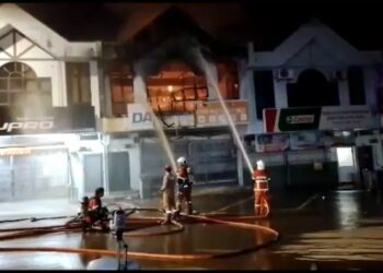 ANGGOTA bomba melakukan kerja-kerja pemadaman api dalam kejadian kebakaran asrama pekerja di tingkat atas sebuah rumah kedai di Taman Semarak, Nilai, Seremban awal pagi tadi.