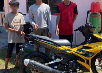 TIGA suspek menunjukkan motosikal yang dicuri ketika serbuan anggota polis di Semabok, Melaka.