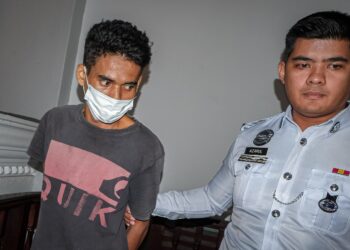 TERTUDUH mengaku bersalah di Mahkamah Majistret, Ayer Keroh, Melaka atas pertuduhan menunggang motosikal secara berbahaya. - UTUSAN/SYAFEEQ AHMAD