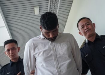 TERTUDUH mengaku bersalah di Mahkamah Majistret, Ayer Keroh, Melaka atas tiga pertuduhan mengeluarkan kata-kata kesat dan menunjukkan isyarat lucah terhadap anggota polis. - UTUSAN/SYAFEEQ AHMAD