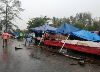 SEBAHAGIAN daripada kanopi gerai yang rosak dalam kejadian ribut di Pantai Pulau Kekabu, Marang, semalam. - UTUSAN/KAMALIZA KAMARUDDIN