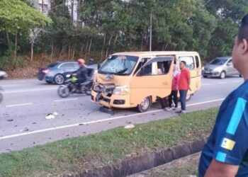 KEADAAN van sekolah yang remuk akibat bertembung dengan motosikal dinaiki dua rakan di Jalan Masai-Kong Kong, Pasir Gudang.