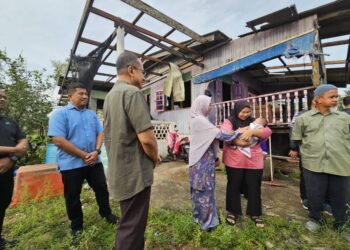 AHMAD Samsuri Mokhtar (dua, kiri) melawat rumah mengsa ribut, Siti Aishah Mohamed (dua, kanan) yang masih dalam pantang di Kampung  Surau Haji Said, Seberang Marang, Marang, hari ini. - UTUSAN/PUQTRA HAIRRY ROSLI