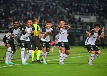 SAFAWI Rasid (tengah) bersama rakan pasukan meraikan jaringan gol ketika bertemu Selangor FC dalam separuh akhir pertama Piala FA di Stadium Sultan Mizan Zainal Abidin, Kuala Nerus malam ini. - UTUSAN/PUQTRA HAIRRY ROSLI