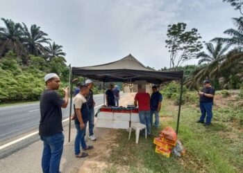 ANGGOTA penguat kuasa JHEAT melakukan tangkapan terhadap lelaki yang didapati meninggalkan solat Jumaat dalam operasi di Setiu, semalam.