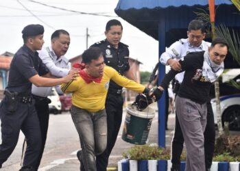 ANTARA anggota polis yang terlibat dalam simulasi serangan balai polis di Balai Polis Kuala Berang, Hulu Terengganu, hari ini. - UTUSAN/NOOR HAYATI MAMAT