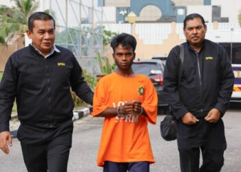 MOHAMMAD Shakir Mohammad Zokoria yang mengaku salah merasuah inspektor polis dibawa keluar dari Mahkamah Sesyen Kuala Terengganu, hari ini. - UTUSAN/TENGKU DANISH BAHRI TENGKU YUSOFF