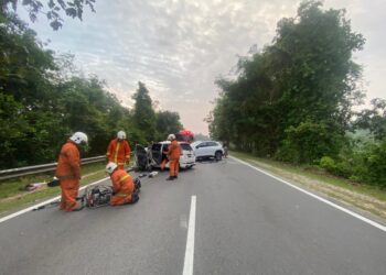 ANGGOTA bomba berusaha menyelamat mangsa yang tersepit dalam kemalangan Jalan Machang-Pasir Puteh dekat Kampung Kandis, Pasir Puteh, Kelantan.