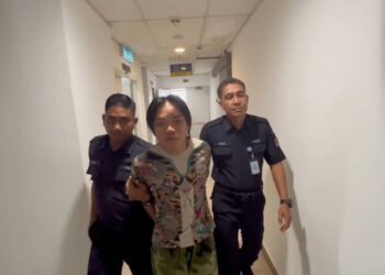 ZUL Eizman Syafeeq Suhainin (tengah) yang dituduh memiliki senjata tiruan dan memasukkan dadah ke dalam badan dibawa keluar dari Mahkamah Majistret Kuala Terengganu. - UTUSAN/TENGKU DANISH BAHRI TENGKU YUSOFF