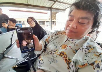 ROHA Robat menunjukkan gambar Haqim Abdul Rahim Lee semasa menunggu operasi mencari menyelamat di Pantai Batu Layar, Kota Tinggi.