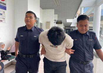 TERTUDUH dihadapkan ke Mahkamah Sesyen, Ayer Keroh, Melaka atas pertuduhan merompak pelancong dengan melarikan wang tunai berjumlah AS$100 sehingga mendatangkan kecederaan.