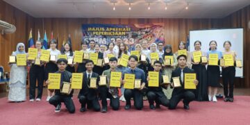 SERAMAI 21 calon menunjukkan keputusan PNGK 4.0 pada Majlis Apresiasi Peperiksaan STPM 2023 di Dewan Bestari JPN, Bukit Baru, Melaka.