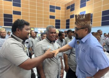 RAMLI Mohd. Nor (kanan) beramah mesra bersama pemimpin masyarakat Orang Asli di Dewan Bonda Yah, Rancangan Pengumpulan Semula (RPS) Kuala Betis di Gua Musang, Kelantan, semalam.UTUSAN/AIMUNI TUAN LAH