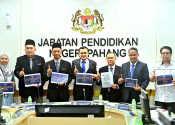 AHMAD ZAMRI Md. Isa (tengah) bersama wakil Jabatan Pendidikan Negeri Pahang (JPNP) menunjukkan keputusan STPM 2023 dalam sidang akhbar di pejabat JPNP di Kuantan, Pahang. - FOTO/SHAIKH AHMAD RAZIF